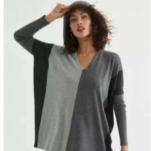 EUC CAbi Dakota Hooded Sweater Black Gray Color Block
Size Sm (generous cut)